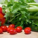 Frisches Gemüse von der Fensterbank