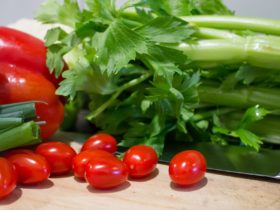 Frisches Gemüse von der Fensterbank