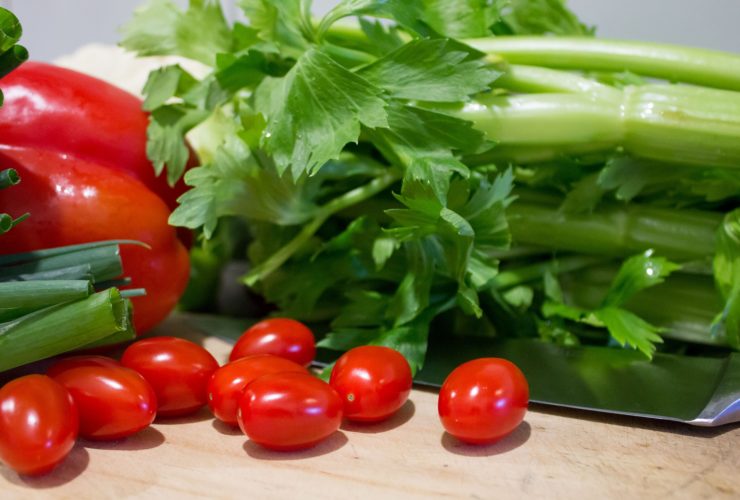 Frisches Gemüse von der Fensterbank